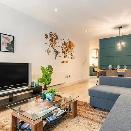 Cosy And Modern Bedroom In The Heart Of Dublin-2